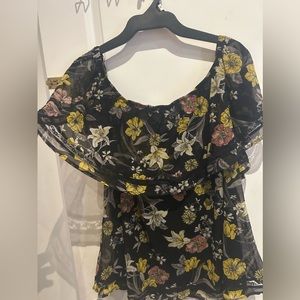 🍭 - 3/$30 - Beautiful Off The Shoulder Flowy Top